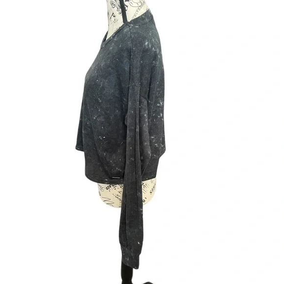 Kendall & Kylie Jenner Los Angeles Cropped Sweatshirt - Picture 4 of 7